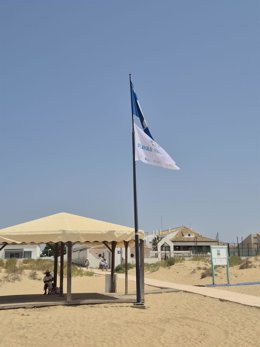La Playa urbana del Albergue Juvenil luce ya la bandera oficial que la identifica como 'Playa Sin Humos'.