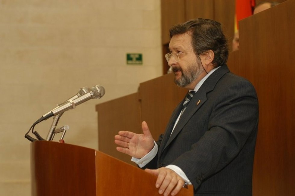 Manuel García Álvarez durante una intervención en las Cortes en el Castillo de Fuensaldaña