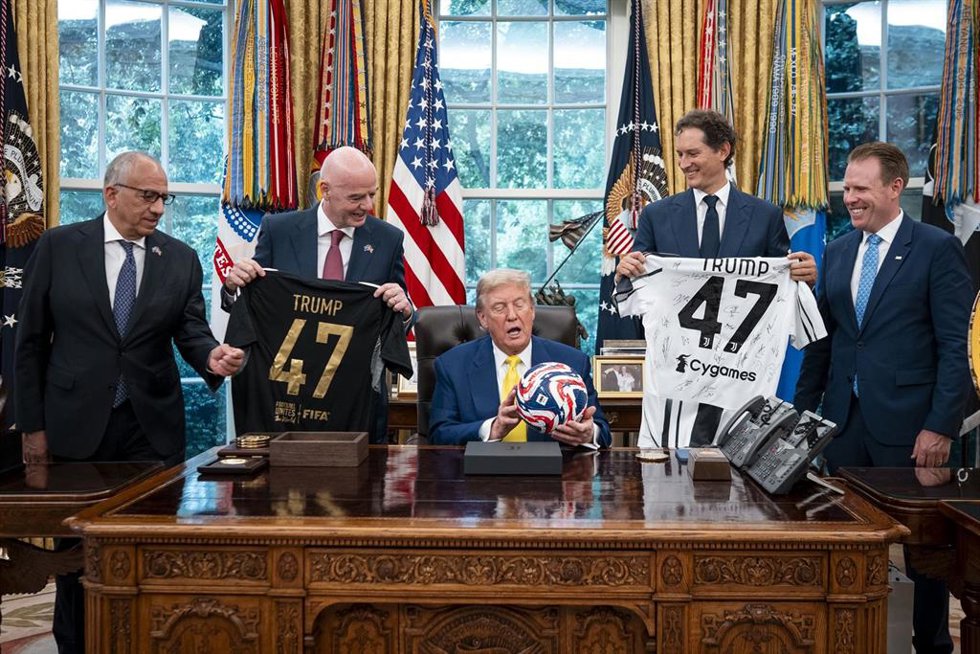 Archivo - Carlos Cordeiro -a la izquierda en la imagen- y Gianni Infantino en el Despacho Oval de la Casa Blanca junto a Donald Trump