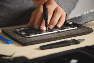 Reparación de un 'smartphone'.