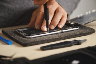 Reparación de un 'smartphone'.