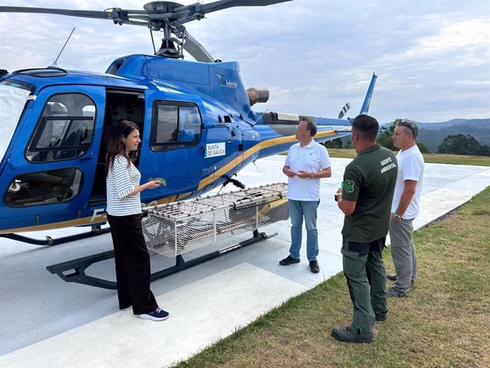 La conselleira do Medio Rural, María José Gómez, ha visitado este viernes la base aérea de Queimadelos