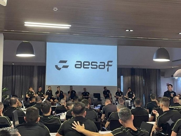 El sindicato arbitral Asociación Española de Árbitros de Fútbol (AESAF) durante el seminario de pretemporada de los árbitros de Primera División, con la presencia del presidente de la RFEF, Rafael Louzán