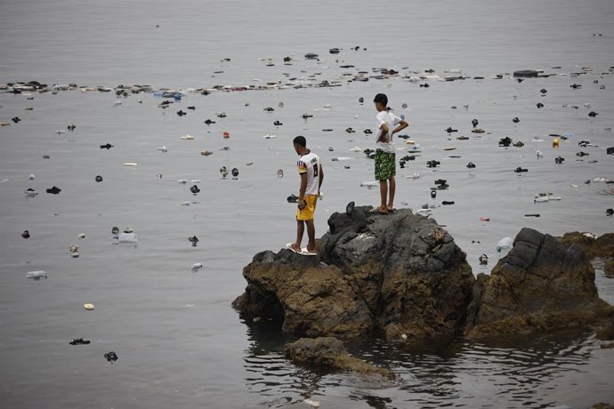Vários migrantes tentam atravessar a fronteira a nado, em 31 de julho de 2026, em Ceuta (Espanha). A cidade autônoma de Ceuta acordou com um grande número de pessoas que continuavam entrando do Marrocos logo no início desta manhã, após uma madrugada em 