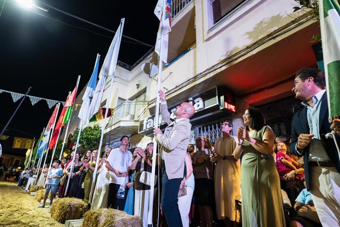 El presidente de la Diputación de Almería, José Antonio García Alcaina, participa en el izado de las banderas durante la inauguración de los Juegos Moriscos Abén Humeya de Purchena.