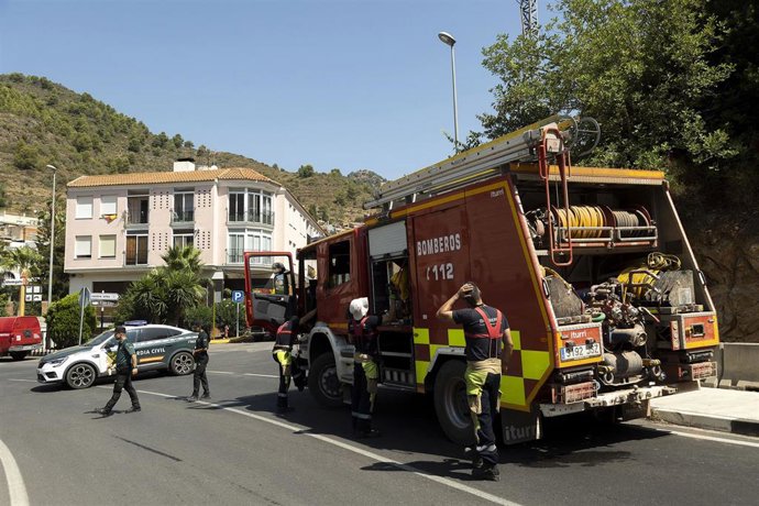 Bomberos trabajan en las labores de extinción de un incendio forestal en la Vall d'Uixó. 