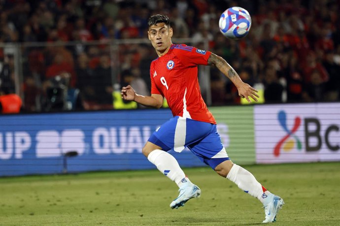 Futbol, Chile vs Venezuela. Eliminatorias al mundial 2026. El jugador de la seleccion chilena Felipe Mora es fotografiado durante el partido de las clasificatorias al mundial de la Fifa 2026 contra Venezuela disputado en el estadio Nacional de Santiago,