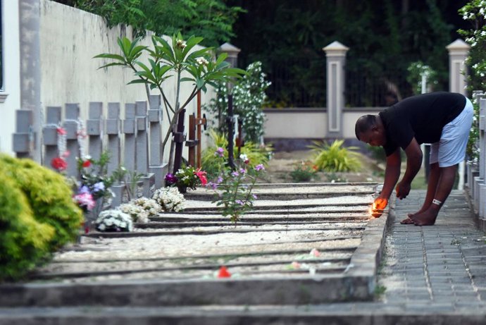 Archivo - COLOMBO, April 22, 2024  -- A man pays tribute to a victim of the Easter Sunday terror attacks at a cemetery in Katuwapitiya, Sri Lanka, April 21, 2024. People on Sunday commemorated victims killed in the suicide blasts in 2019, marking the 5th 