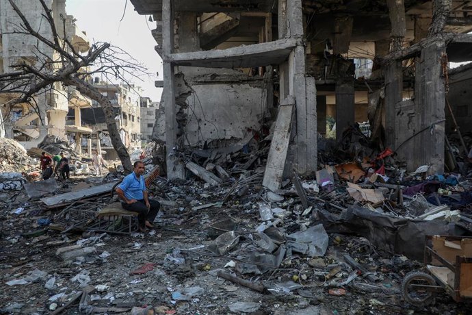 GAZA, 30 de julho de 2026  -- Palestinos inspecionam os danos causados por um ataque aéreo israelense no campo de refugiados de Al-Shati, a oeste da cidade de Gaza, em 30 de julho de 2026.