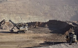 Calama, 4 de agosto de 2015. Trabajadores contratistas se tomaron las dependencias de la minera Ministro Hales de manera pacífica a las 09:30 de esta mañana en demanda de mejoras laborales por lo que la producción se detuvo. Pedro Tapia/Aton Chile