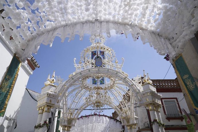 Tradicionales arcos revestidos de papel de seda para la Venida de la Virgen del Rocío a Almonte (Huelva).