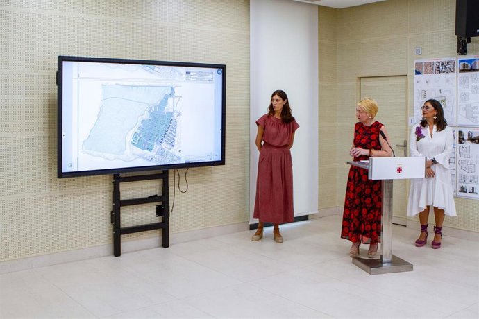La concejala de Urbanismo, Vivienda y Fiestas Mayores del Ayuntamiento de Almería, Eloísa Cabrera, durante la presentación del desarrollo urbanístico de El Toyo 2.