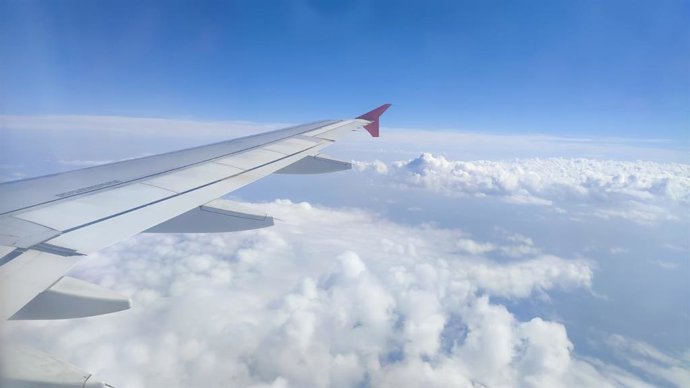 Archivo - Avión de Volotea volando sobre Asturias antes de aterrizar en el Aeropuerto de Asturias
