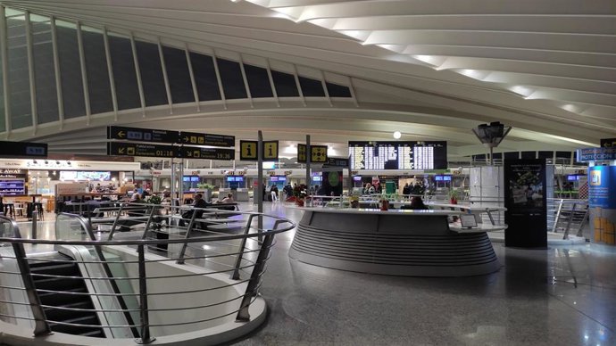 Archivo - Los aeropuertos vascos prevén operar un total de 879 vuelos en este puente de mayo