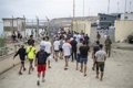 La Policía repele un intento de decenas de migrantes de entrar al puerto de Ceuta, donde salen los barcos a la península
