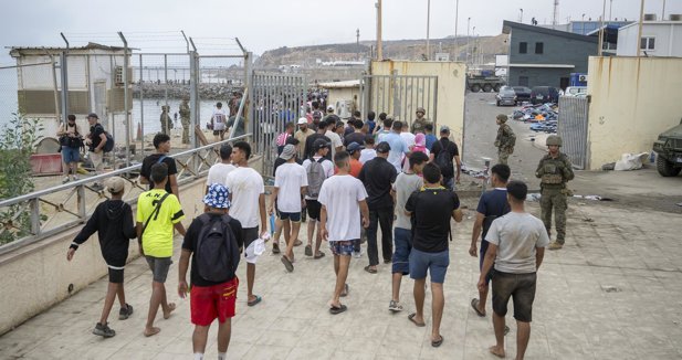 La Policía repele un intento de decenas de migrantes de entrar al puerto de Ceuta, donde salen los barcos a la península