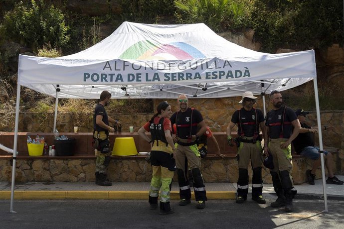 Bomberos trabajan en las labores de extinción de un incendio forestal. 