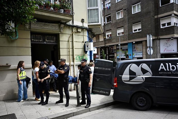 La Policía custodia la entrada de la vivienda de Perines mientras la funeraria saca el cuerpo de la víctima, de 27 años. Su pareja, un hombre de 39, ha sido detenido como presunto autor del asesinato que se investiga como posible violencia machista