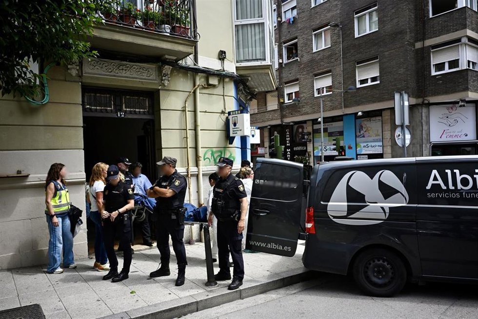 La Policía custodia la entrada de la vivienda de Perines mientras la funeraria saca el cuerpo de la víctima, de 27 años. Su pareja, un hombre de 39, ha sido detenido como presunto autor del asesinato que se investiga como posible violencia machista