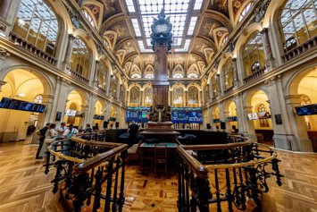 Paneles informativos en el Palacio de la Bolsa de Madrid.