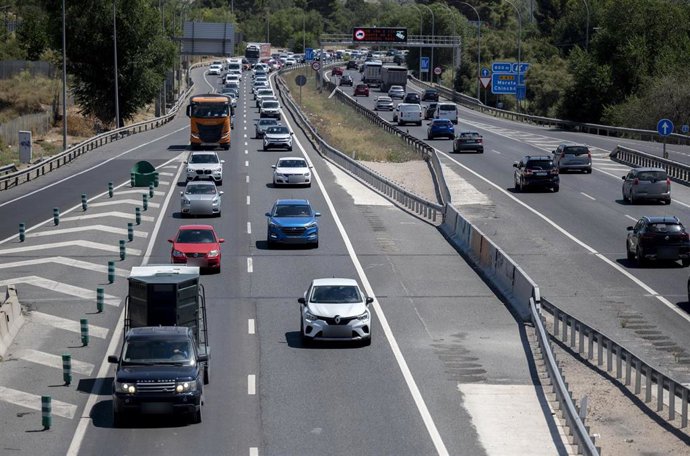 Decenas de vehículos durante la segunda operación salida del verano 2026, en la carretera A-3, a 31 de julio de 2026, en Madrid (España).