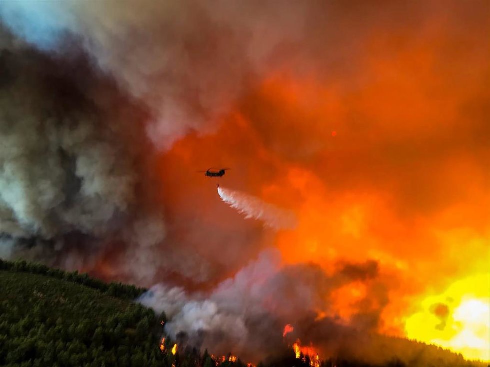 Medios aéreos combaten las llamas en Grecia