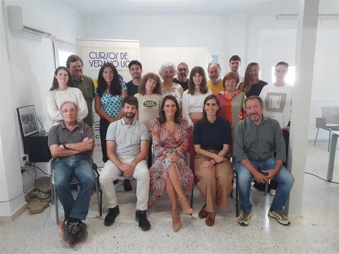 Foto de familia de las autoridades, profesores y alumnos del curso 'Fotografía de retrato y edición de la imagen'