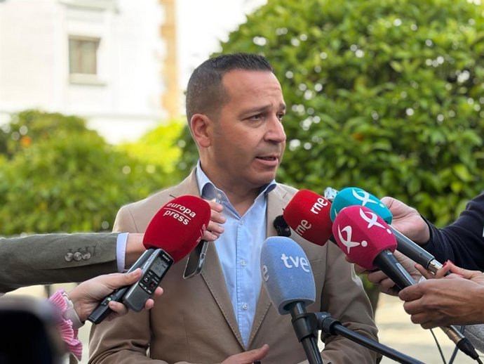 El vicepresidente de la Junta, Óscar Fernández Calle, en declaraciones a los medios