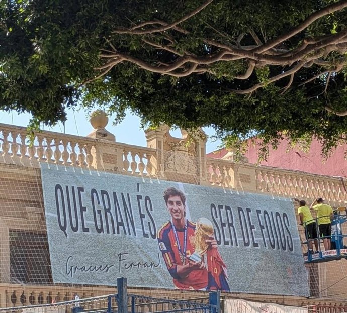 L'Ajuntament de Foios lluïx la pancarta "Que gran és ser de Foios. Gràcies, Ferran!"