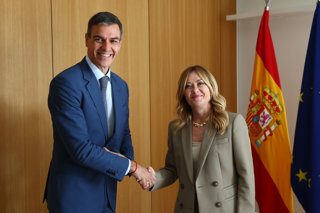 El presidente del Gobierno, Pedro Sánchez y la primera ministra de Italia, Giorgia Meloni, en una reunión bilateral durante el Consejo Europeo en Bruselas.