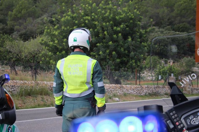 Archivo - Un agente de la Guardia Civil de Tráfico en Baleares, de espaldas.