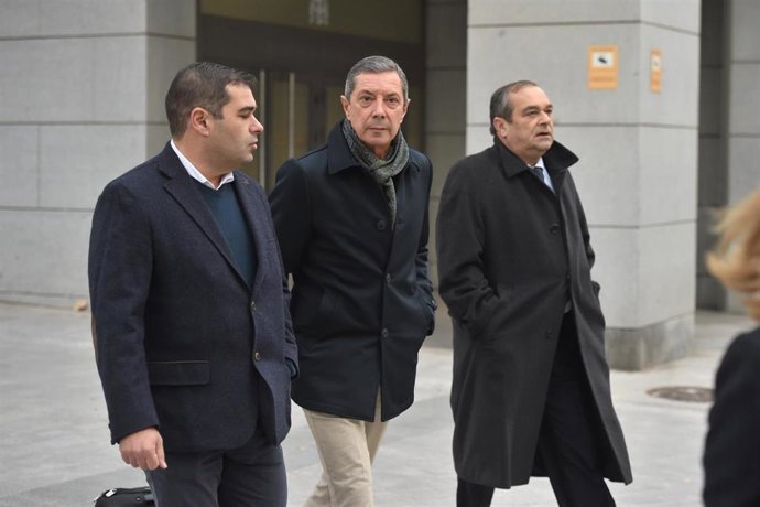 Archivo - El responsable de flota de Pesquerías Nores Marín, la dueña del 'Villa de Pitanxo', José Antonio Nores Ortega (i) y el director de la compañía, José Antonio Nores Rodríguez (d).