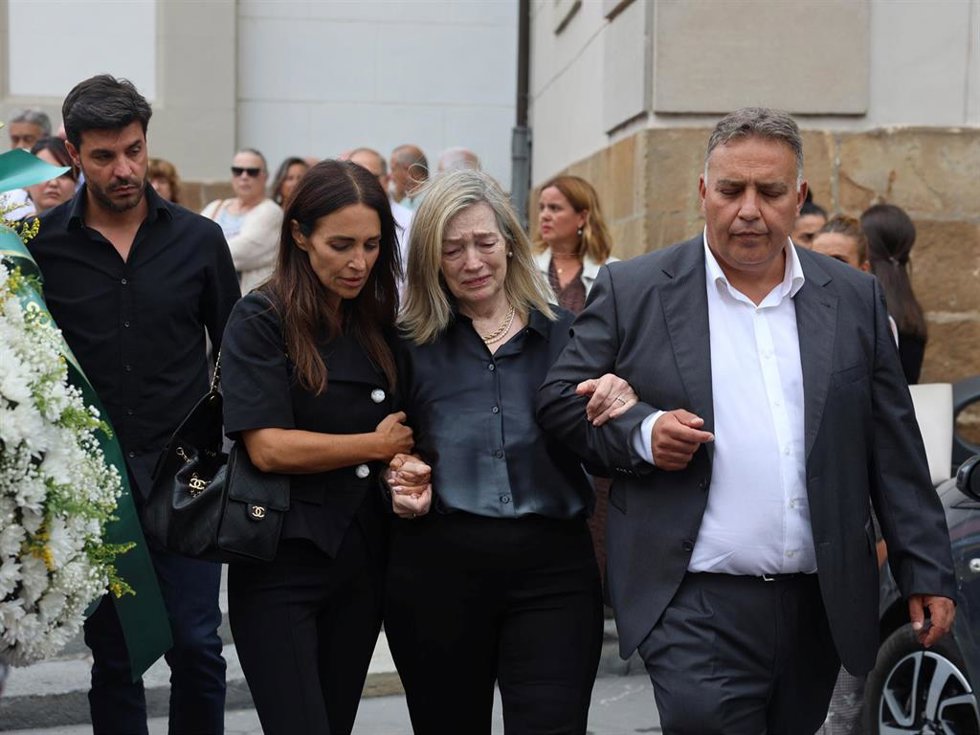 Paula Echevarría, su madre, Elena Colodrón, su hermano Luisma Echevarría y Miguel Torres a la salida de la Iglesia de San Félix tras el responso por Luis Ángel Echevarría Muñiz, padre de la actriz.