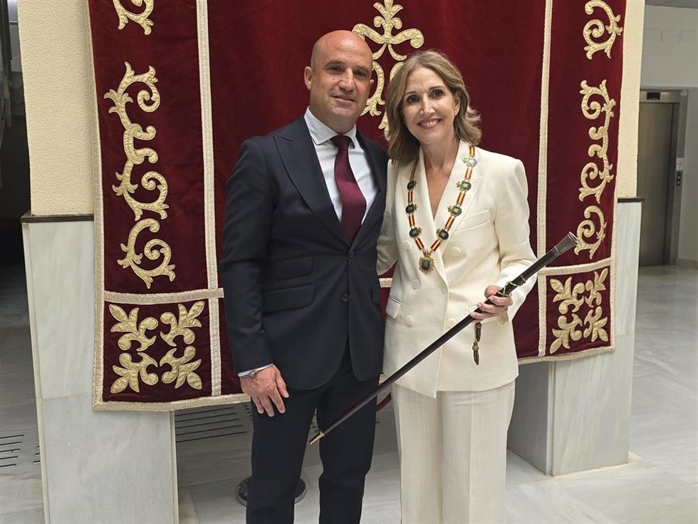 El presidente de la Diputación de Almería, José Antonio García Alcaina, junto a la nueva alcaldesa de El Ejido, Julia Ibáñez, tras su toma de posesión.