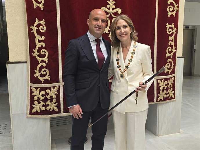El presidente de la Diputación de Almería, José Antonio García Alcaina, junto a la nueva alcaldesa de El Ejido, Julia Ibáñez, tras su toma de posesión.
