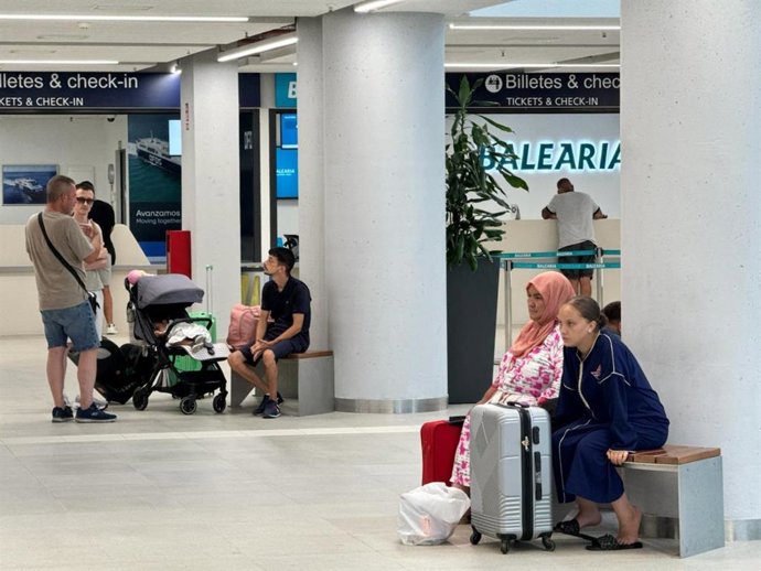 Personas esperando en el puerto de Ceuta para partir hacia la península