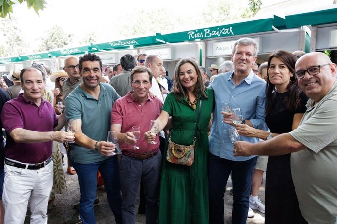 Alfonso Rueda y Martínez-Almeida celebran la "gran fiesta" del Albariño en Cambados (Pontevedra)
