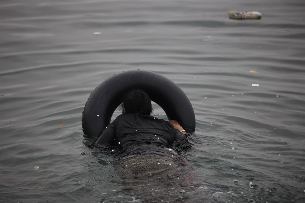 Una persona migrante que ha cruzado la frontera, a 31 de julio de 2026, en Ceuta (España).  