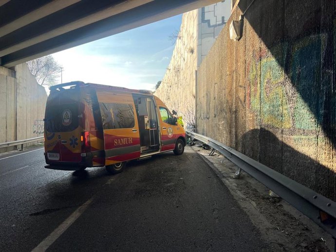 Archivo - Una ambulancia de SAMUR-PC atiende a un motorista en la A-3