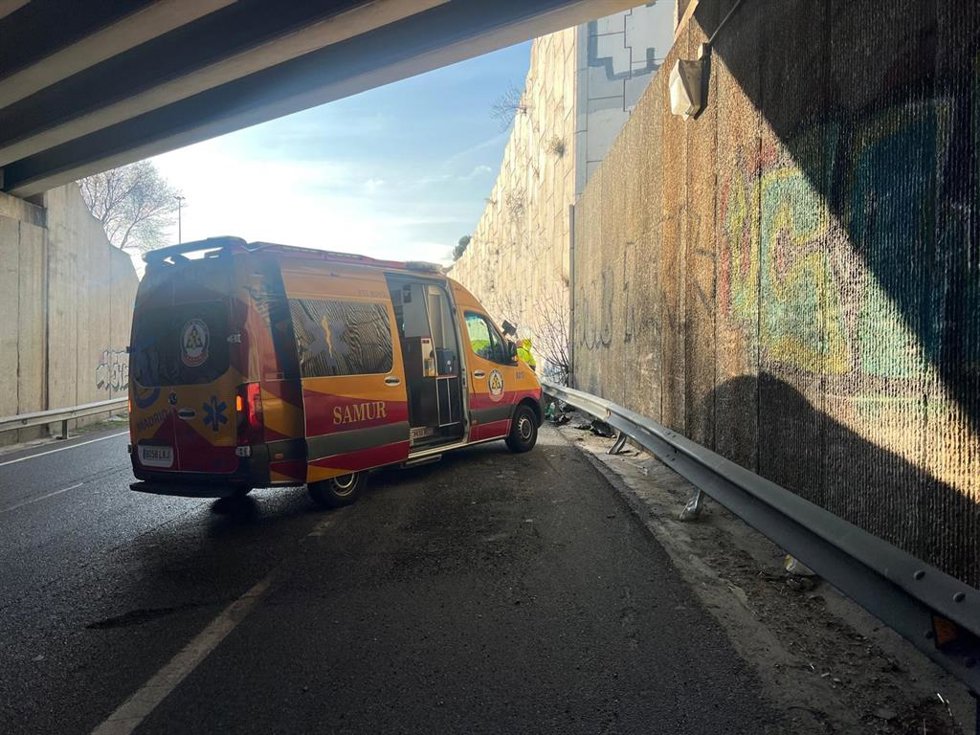 Archivo - Una ambulancia de SAMUR-PC atiende a un motorista en la A-3