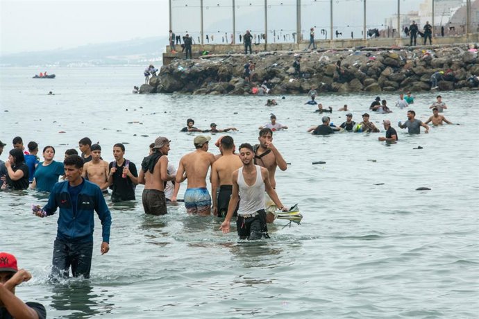 Cientos de personas cruzan de manera ilegal de Marruecos a Ceuta.