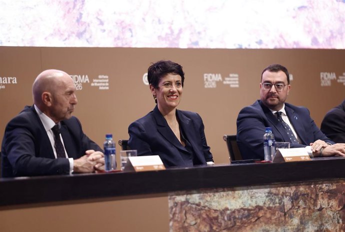 El presidente del Principado de Asturias, Adrián Barbón (d) y la ministra de Inclusión, Seguridad Social y Migraciones, Elma Saiz,  durante la inauguración de la Feria de Muestras, a 31 de julio de 2026, en Gijón, Asturias (España). 