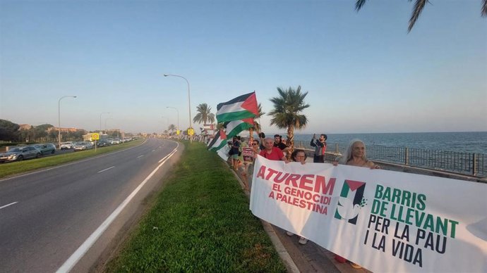 Cadena humana formada en el paseo Marítimo de Palma para señalar el genocidio en Palestina.