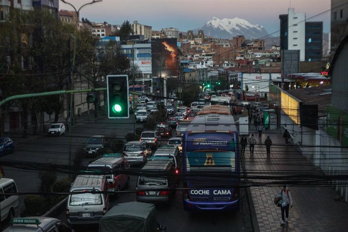 Vehículos hacen fila en una gasolinera en La Paz mientras la escasez de combustible continúa en toda Bolivia