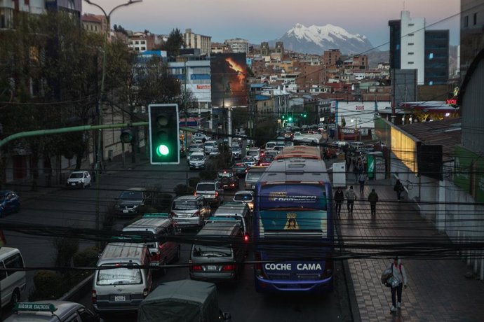 8 de julho de 2026, La Paz, Bolívia: LA PAZ, BOLÍVIA — 9 de julho de 2026: Veículos fazem fila em um posto de combustível em La Paz, enquanto a escassez de combustível persiste em toda a Bolívia, mais de duas semanas após o fim dos bloqueios rodoviários e