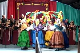 El Grupo de Danzas Virgen del Carmen y, de fondo, la Coral Voces Cántabras.