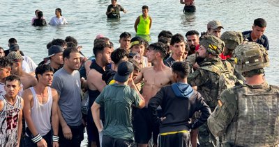 Miles de personas siguen regresando a Marruecos, mientras que ya solo pequeños grupos tratan de entrar a Ceuta a nado