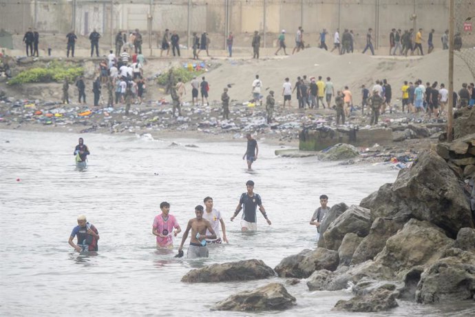 Personas llegando hasta Ceuta este viernes 31 de julio