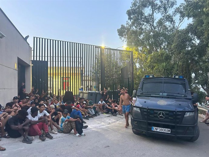 La Policía Nacional a las puertas del CETI con decenas de migrantes