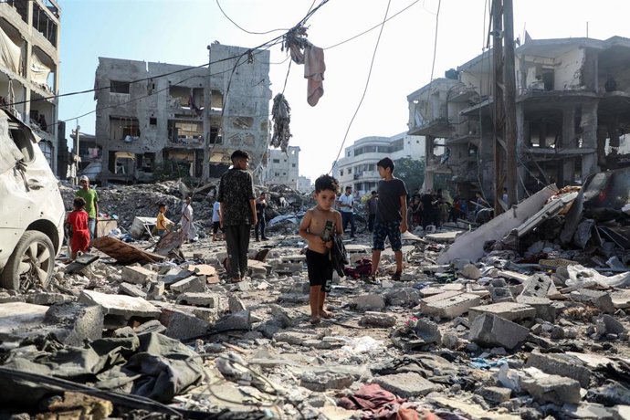 Archivo - Los palestinos inspeccionan los daños causados por un ataque aéreo israelí en el campo de refugiados de Al Shati, al oeste de la ciudad de Gaza